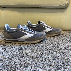 Brooks low cut tennis shoes